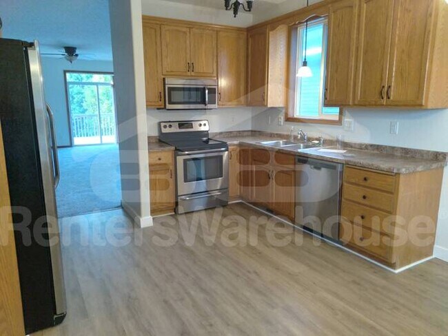Building Photo - Beautiful 4 Bed/3 Bath Home