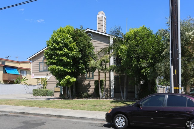 Building Photo - 13762 Pine St