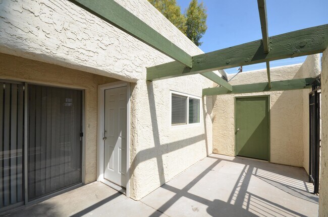 Building Photo - 616 S Evergreen Rd