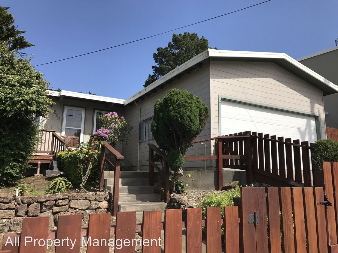 Primary Photo - 229 Hillside Dr
