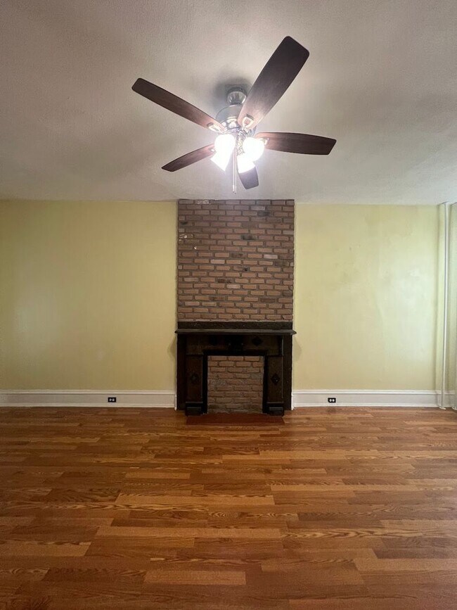 Foto del edificio - Spacious 5 Bedroom, 2 Bath Home