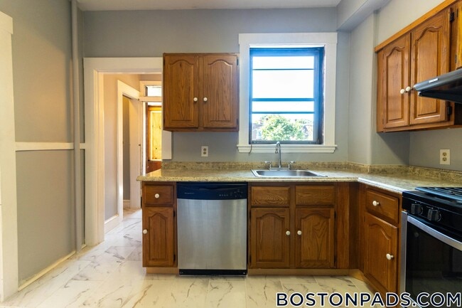 Building Photo - 24 Leamington Rd