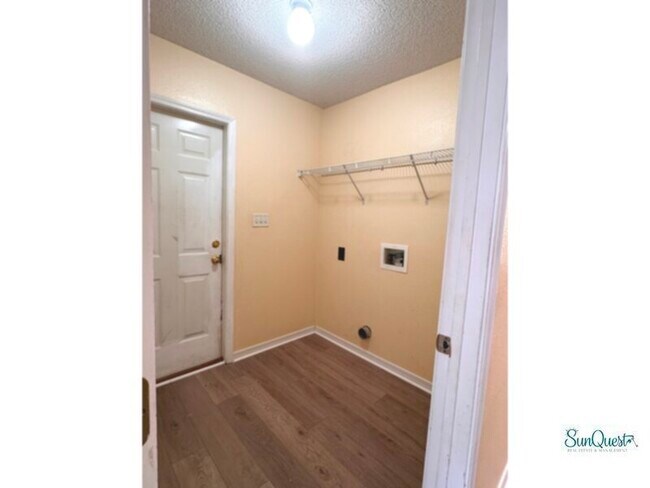 Foto del edificio - Spacious all brick home in Gulf Breeze.