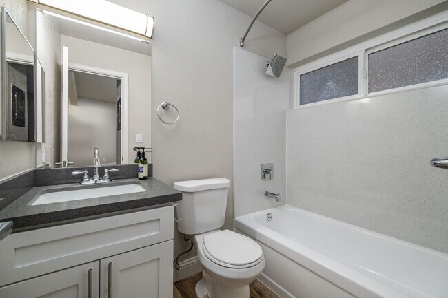 Foto del edificio - Fully remodeled studio apartment in gated ...