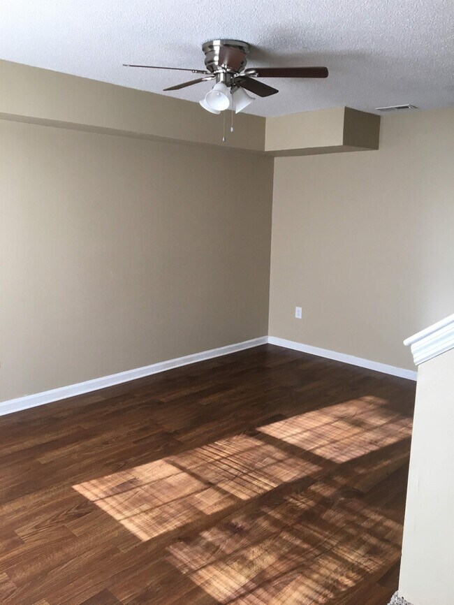 Foto del edificio - 913 W 38th St