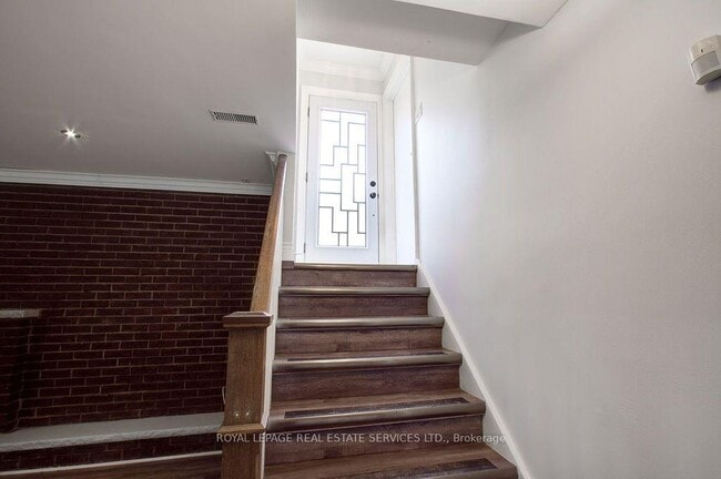 Building Photo - 333 Louis Dr