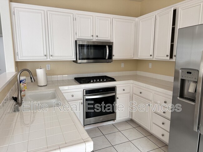 Building Photo - 412 Sanibelle Cir