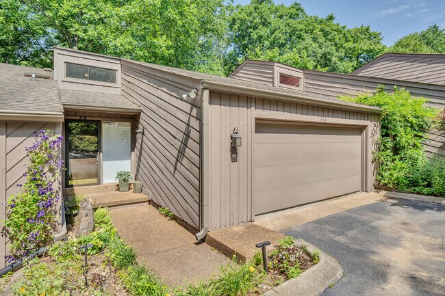 Garaje adosado extragrande para dos coches con trastero en el ático. - 918 Harpeth Trace Dr