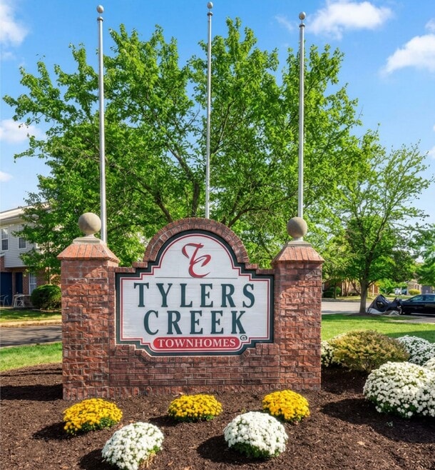 Building Photo - TYLERS CREEK TOWNHOMES