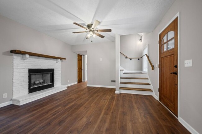 Building Photo - Country Living on 5 Acres
