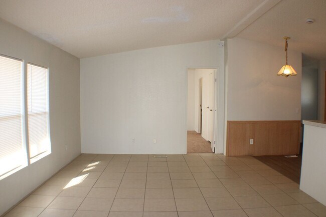 Foto del edificio - Spacious 3-Bed, 2-Bath Mobile Home in California City – Convenient & Cozy!