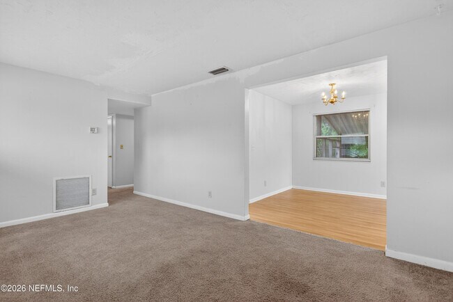 Foto del edificio - 7248 Stonehurst Rd N