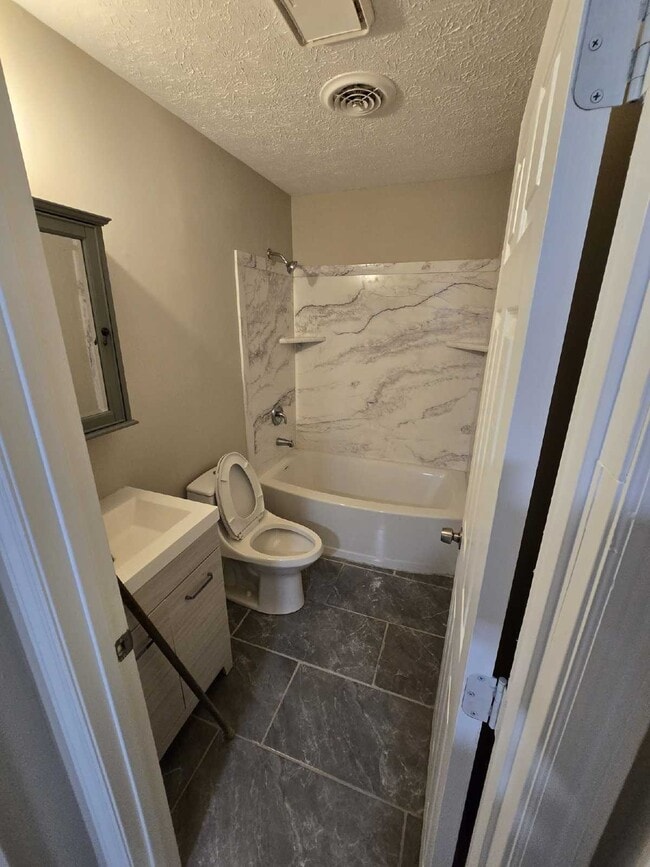 Foto del edificio - Charming 2-Bedroom Duplex in Hampton, GA with Spacious Layout and Modern Amenities!