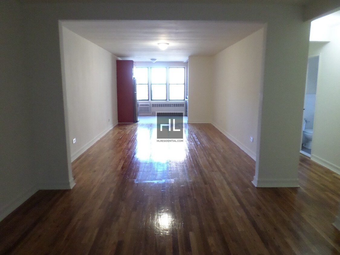Primary Photo - 35-15 Leverich St
