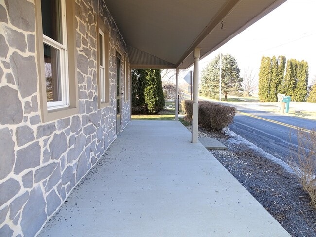 Building Photo - 454 Race Rd