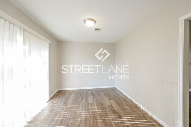 Building Photo - REDUCED PRICE! Charming 4 bedroom home in ...