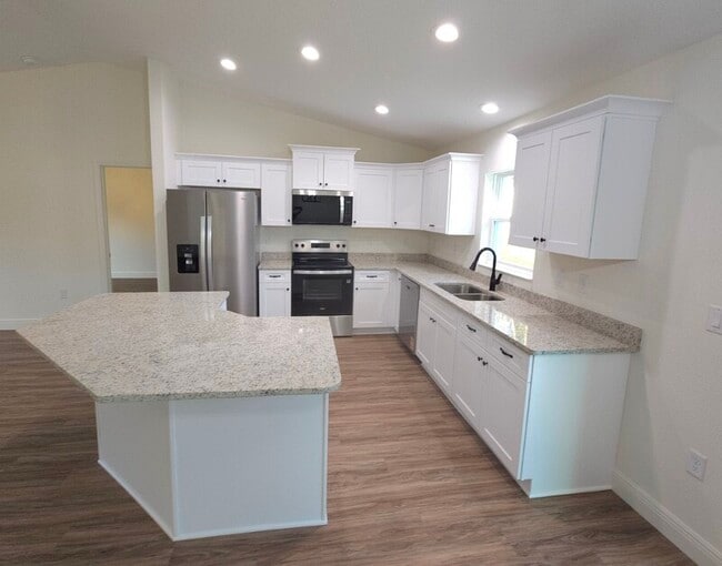 Foto del edificio - 742 W Deacon Pl