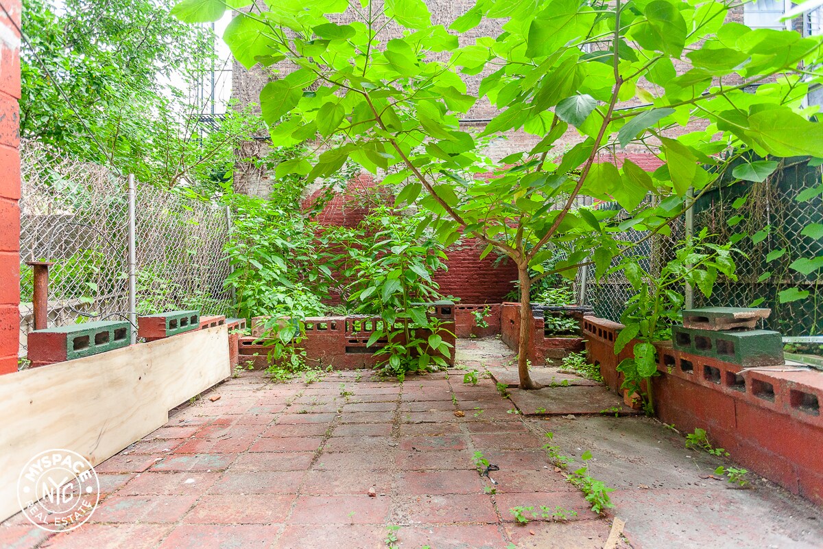 Primary Photo - 490 Madison St