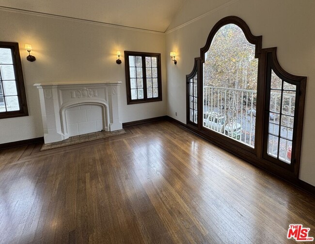 Building Photo - 326 1/2 N Sycamore Ave