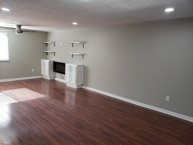 Building Photo - 5349 Tracey Dr