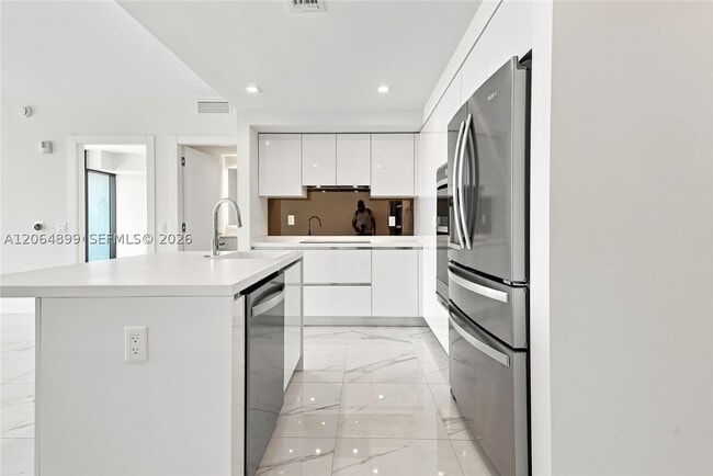 Building Photo - 302 Hallandale Ave