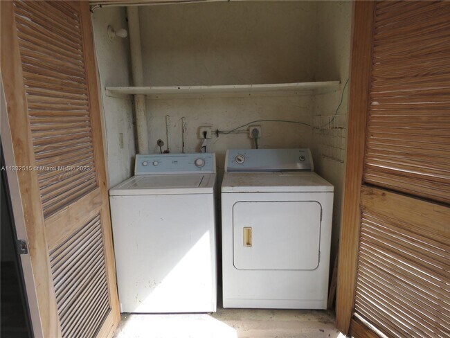 Foto del edificio - 13707 Kendale Lakes Cir