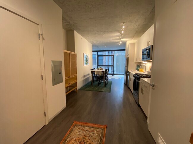 Building Photo - 645 S Clark St