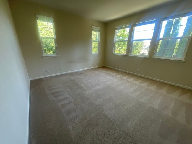 Building Photo - $500 Move In Special!! SPACIOUS 4 BEDROOM ...