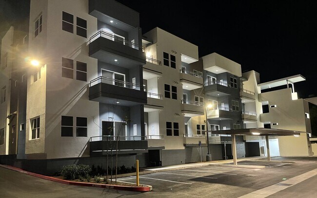 Foto del edificio - 2 Bed 2 Bath for Rent in Escondido