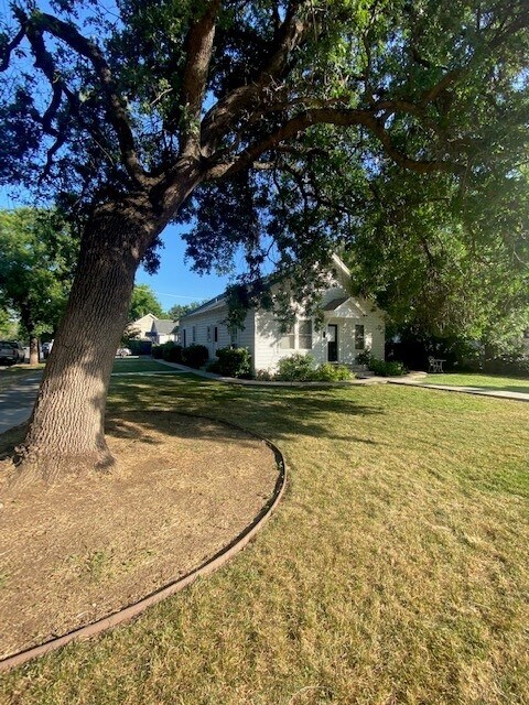 Front of house 8 blocks to campus - 814 Hazel St