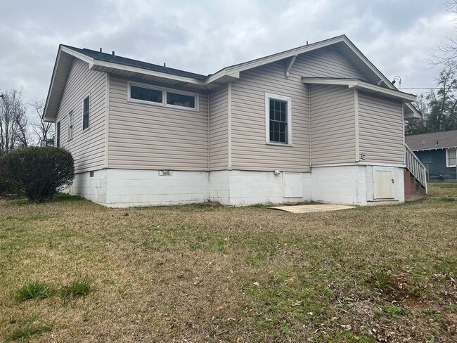 Building Photo - 3 bedroom 2 bathroom home across from Stil...