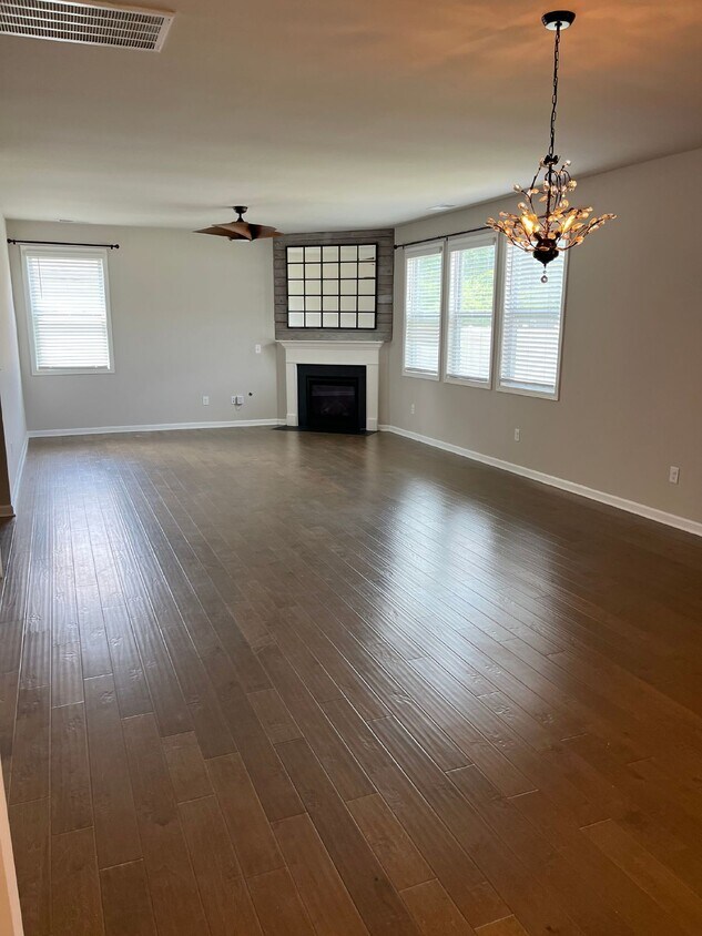 Primary Photo - Spacious 5 Bed, 3.5 Bath Murfreesboro Home...