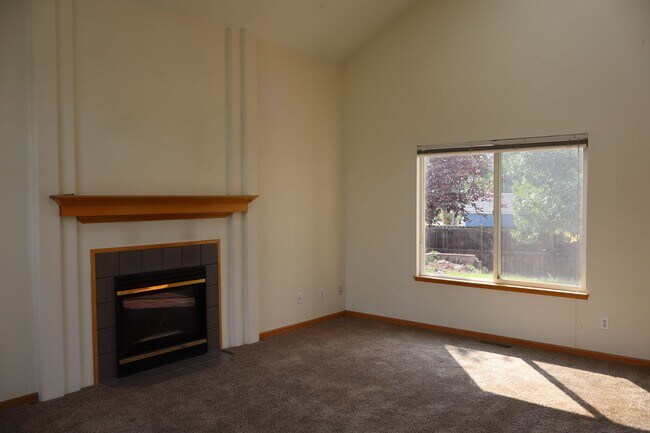 Foto del edificio - Bright & Spacious Single-Family Home in Great Location + $200 Off First Months Rent!