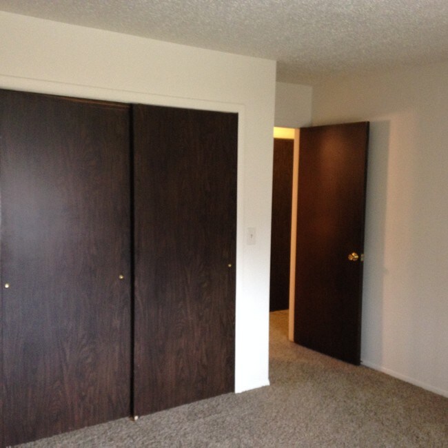 CAMA PRINCIPAL - 28710 5 Mile Rd