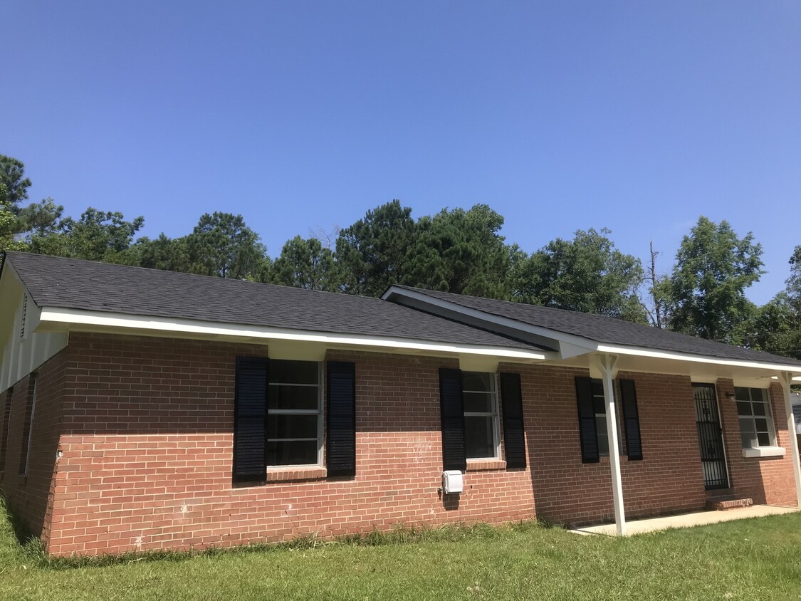 Foto principal - **ON HOLD** 4 Bedroom / 2 Bathroom Home fo...