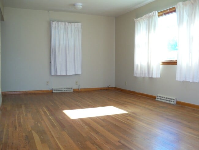 Building Photo - 4 BEDROOM | 2 BATH | DETACHED GARAGE | WEST SIDE