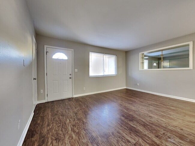 Building Photo - Charming 3 Bed Home!!