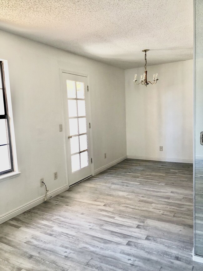 Foto del edificio - 5576 W Rochelle Ave