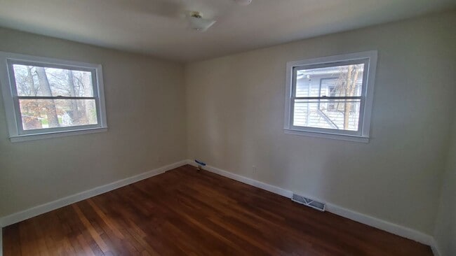 Building Photo - 3 Bedroom 1 Bathroom House