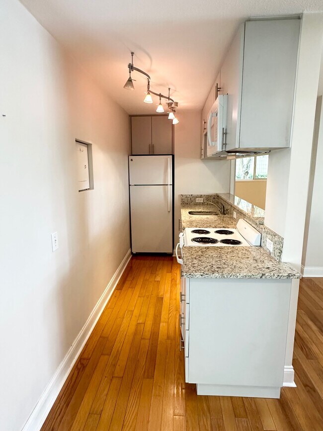 Building Photo - 1301 S Howard Ave