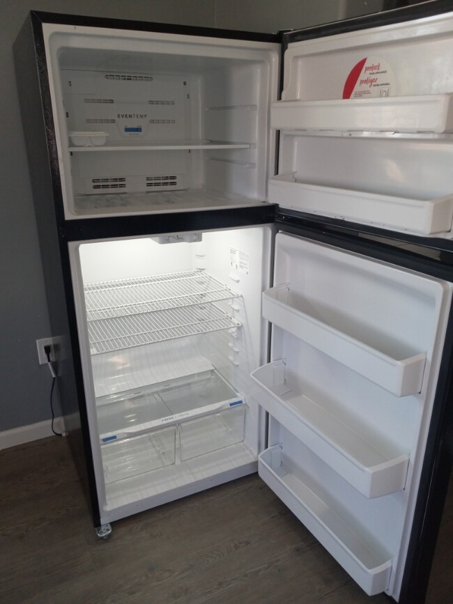 REFRIGERADOR - 708 W 13th St