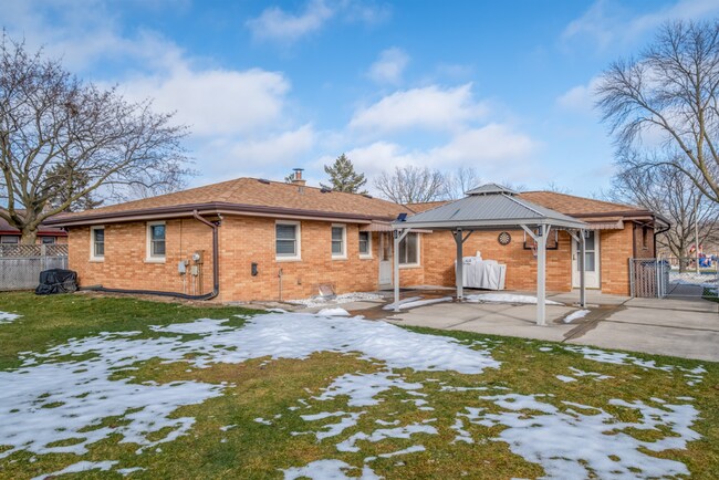 Building Photo - PRICE DROP! Updated South Side Gem for Ren...