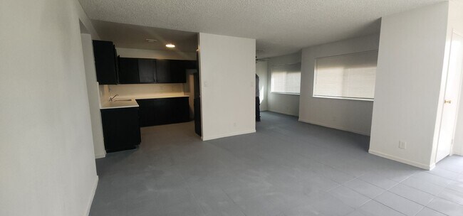 Foto del edificio - 6940 Hopkins Dr