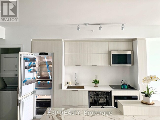 Building Photo - 370 Martha St