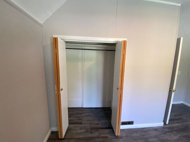 Building Photo - 1 Bed / 1 Bath Upstairs Unit with Private Balcony – Riverside Gardens