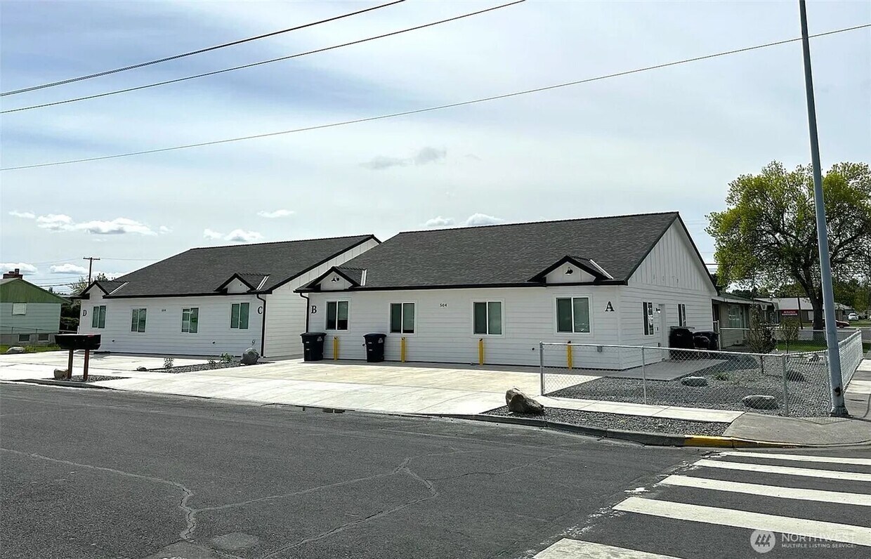 Primary Photo - 3 Bedroom Unit in 4 Plex, close to Downtow...