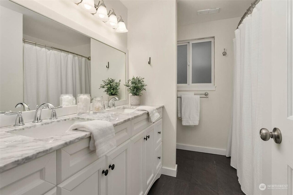 Foto principal - 12034 Slater Ave NE
