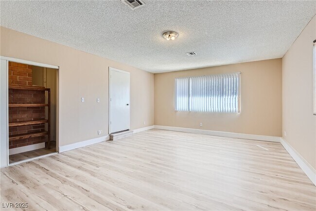 Foto del edificio - 6416 Placer Dr