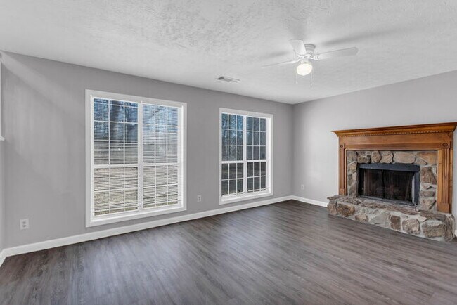 Foto del edificio - Large home located in a quiet neighborhood.
