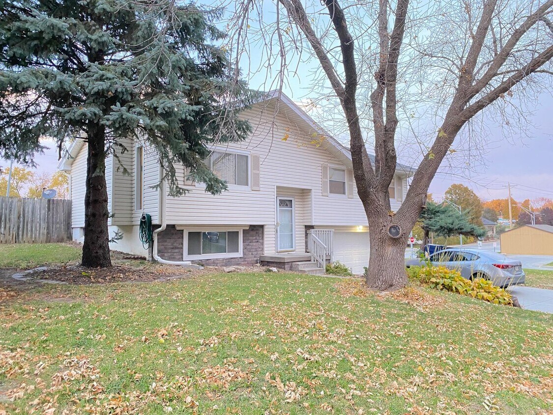 Foto principal - Millard 3 bed 2 bath $1900